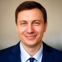 Портрет уверенного менеджера компании VW Аванта на нейтральном фоне для раздела о сотрудниках