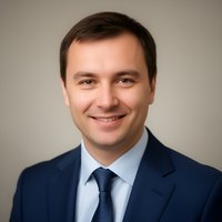 Портрет уверенного менеджера компании VW Аванта на нейтральном фоне для раздела о сотрудниках